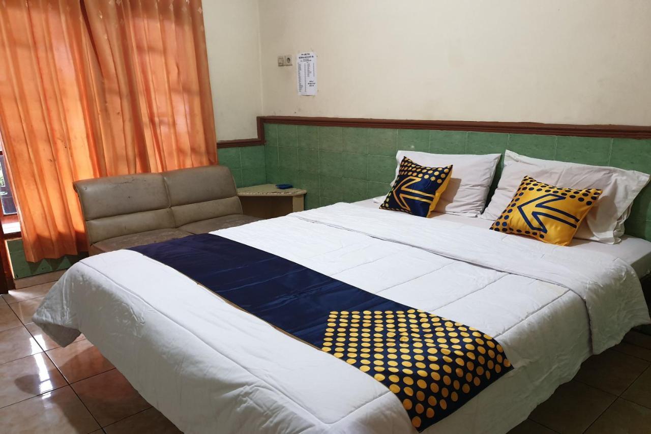 Spot On 90092 Dewi Safitri Hotel 세마랑 외부 사진