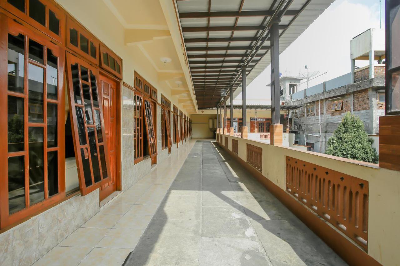 Spot On 90092 Dewi Safitri Hotel 세마랑 외부 사진